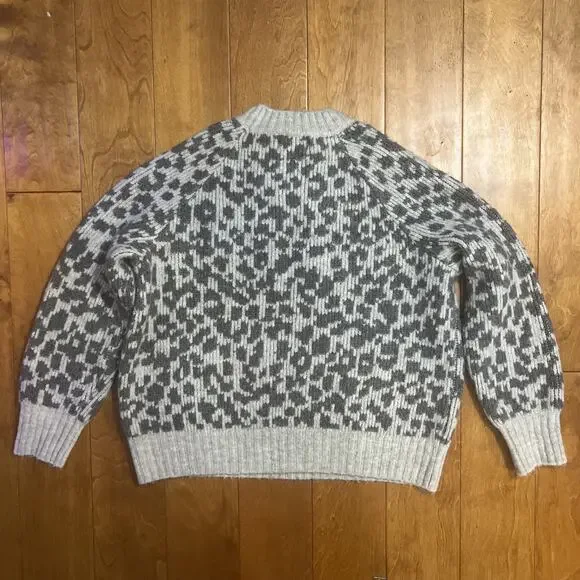 Old Navy Cheetah Print Pullover Sweater Size M Beige Gray Relaxed Cozy Boho - Picture 6 of 9